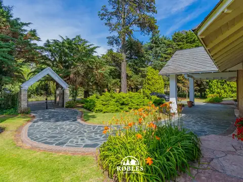 Casa sobre importante lote, lindera al Golf de Acantilados