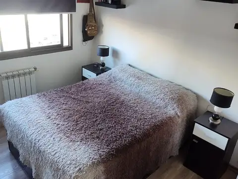 DEPARTAMENTO DE 2 AMB MODERNO. COCHERA Y BAULERA