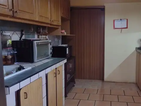 Casa 8 ambientes con 2 baños