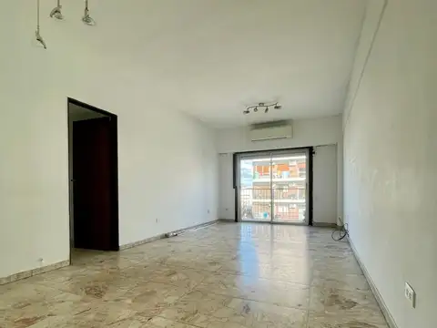 Departamento 4 ambientes al frente con balcón