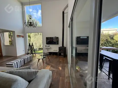 Moderna casa de 4 ambientes con piscina climatizada en venta en barrio privado Arenas del Sur