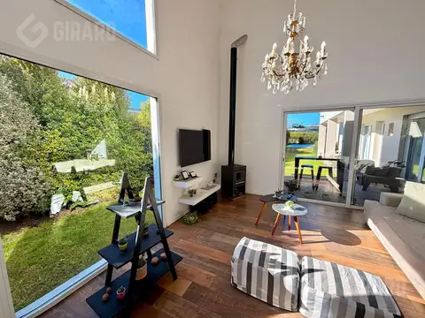 Casa 4 ambientes con 3 baños