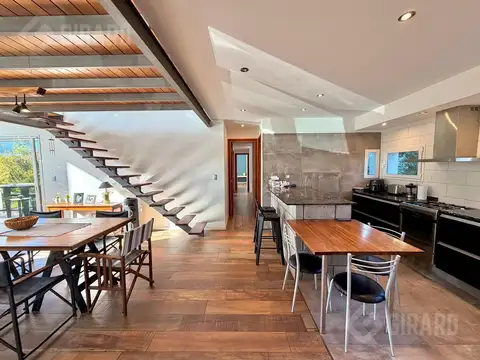Casa en Venta con 4 cocheras