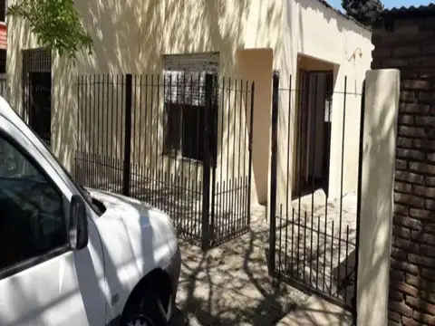 Casa en venta - 2 Dormitorios - 1 Baño - Cochera - La Plata