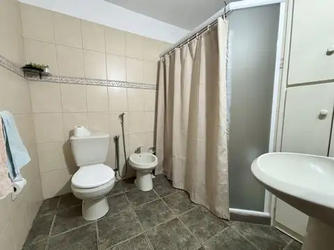 Casa 6 ambientes con 2 baños