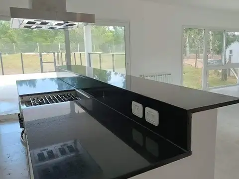 Casa en Venta 4 Dormitorios con Pileta en Costa Esmeralda Barrio Senderos Barrio Privado