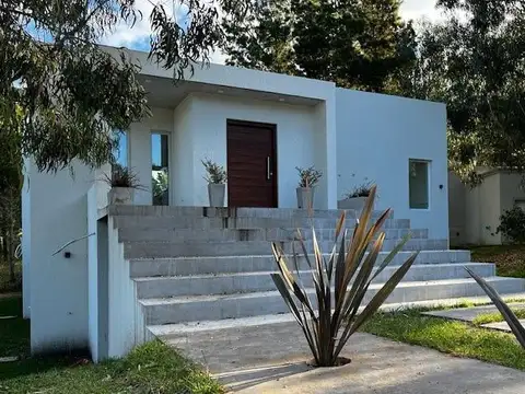 Casa en Venta 4 Dormitorios con Pileta en Costa Esmeralda Barrio Senderos Barrio Privado