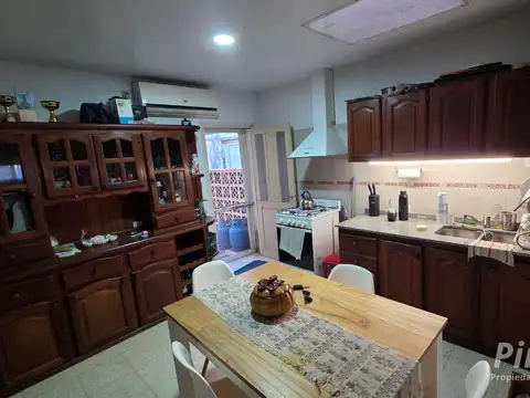 Casa sobre calle 17 de Mayo (asfaltada). Extenso lote. Excelente ubicación.