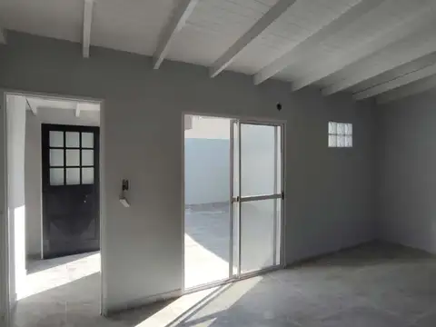 Dickman al 1400, entre Espinosa y San Martín
