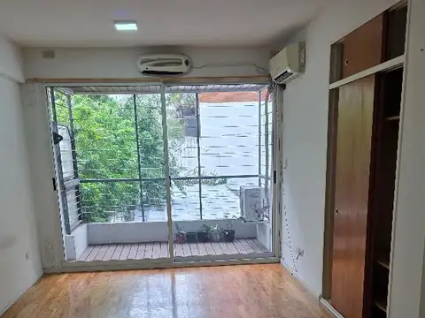 Hermoso monoambiente con balcón a pulmón de manzana