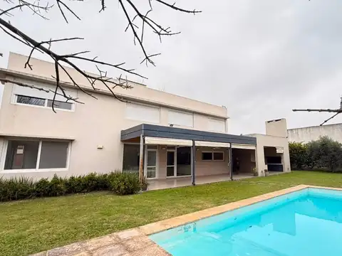 Casa en Alquiler con 2 cocheras