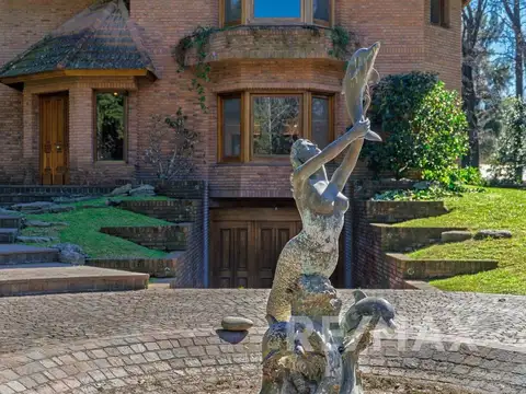 Casa 8 ambientes con 6 baños