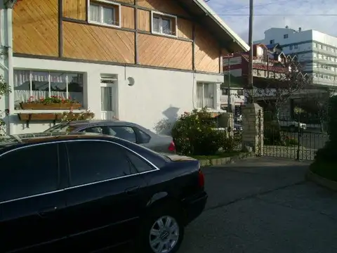 Hosteria en pleno centro de Bariloche, lote de 700m2 aprox, ideal destino comercial y turístico.