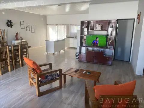 Casa en Venta con 3 cocheras