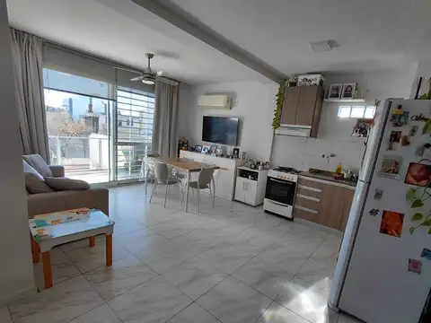 HERMOSO SEMIPISO DE 3 AMBIENTES CON TERRAZA PROPIA Y BAJAS EXPENSAS.