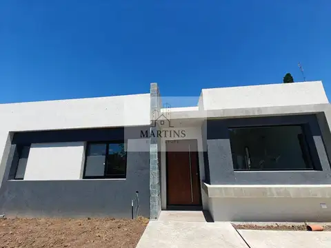 Casa 4 ambientes con 2 baños