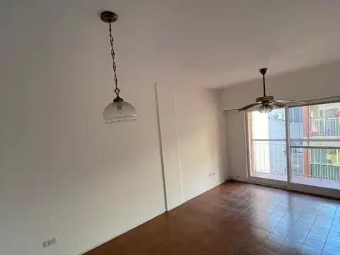 Departamento 2 amb amplio,  balcon  Luminoso 