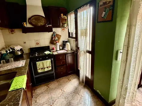 Casa 7 ambientes con 2 baños