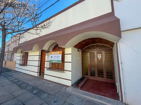 Casa con patio y cochera en barrio Villa del Parque