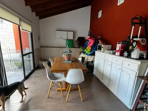 CASA EN VENTA 6 AMBIENTES CON COCHERA Y PILETA