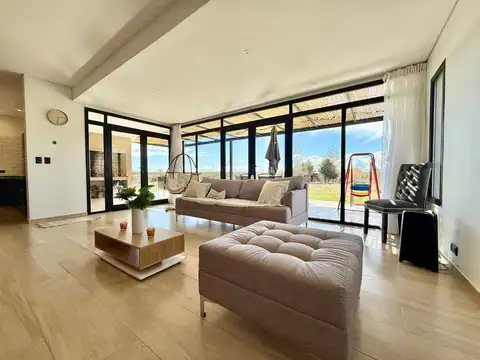 Casa en Venta en Mari Menuco, USD 190.000