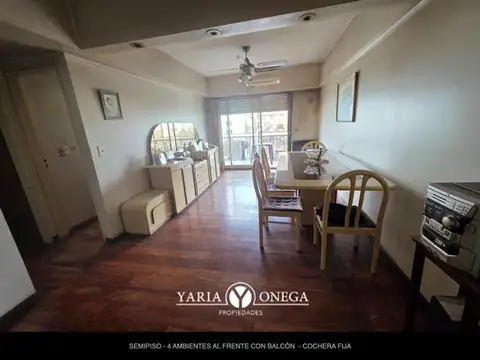 Semipiso al frente con balcón y cochera. Piso alto
