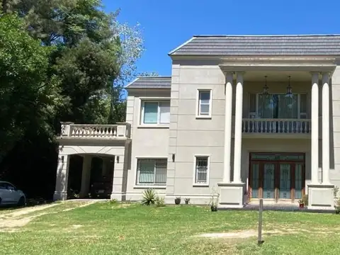 Casa de estilo en venta. Campos de Roca