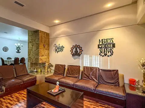 Casa en Venta con 2 cocheras