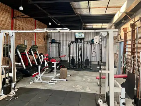 Amplio salón sobre L. N. Alem