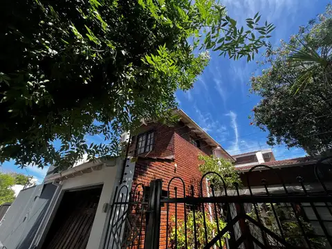 Av. Hipólito Irigoyen al 700