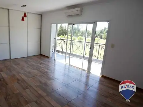 Casa en Alquiler con 1 cochera