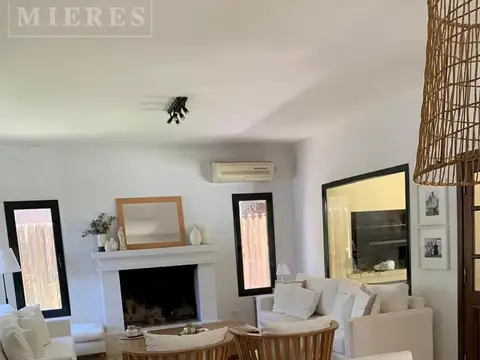 Casa en Alquiler con 2 cocheras