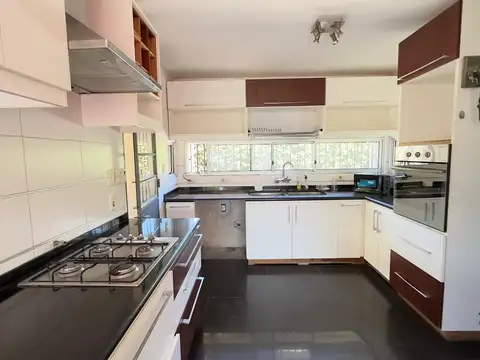 Casa 8 ambientes con 5 baños