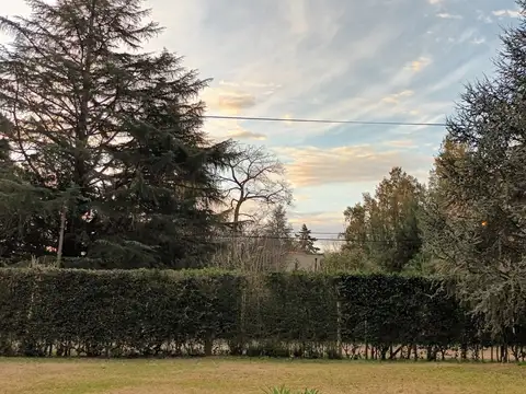 OPORTUNIDAD ÚNICA EN BARRIO PARQUE EL CAZADOR: ESPECTACULAR CHALET DE DOS PLANTAS CON PISCINA Y AMPLIO PARQUE