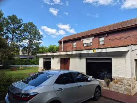 Venta.- Casa 5 ambientes Pilar.