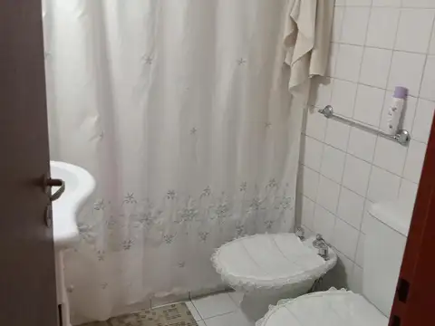 2 ambientes con balcón. Cochera semicubierta. Bajas expensas.
