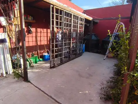 Casa 8 ambientes con 2 baños