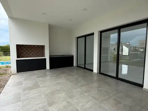 Casa 4 ambientes con 2 baños