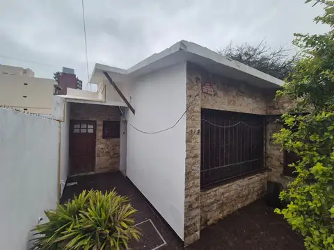 CASA 2 DORMITORIOS, PATIO Y COCHERA- SAN LORENZO
