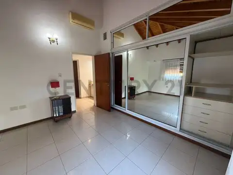 Casa en venta, sobre lote de 900 mts2, 2 ambientes, quincho, en Sicardi. Posible