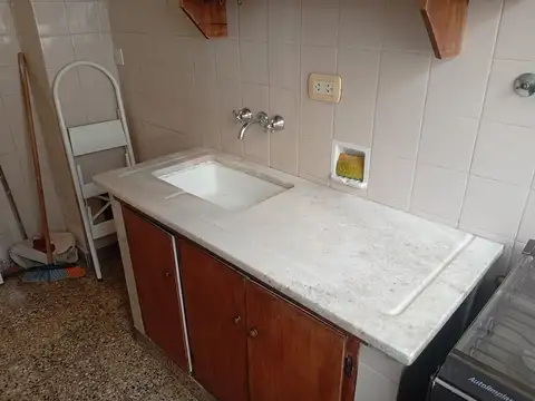 Muy lindo monoambiente al frente con balcón, todo sol.