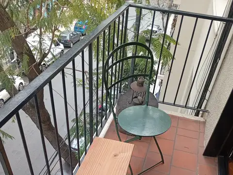 Muy lindo monoambiente al frente con balcón, todo sol.