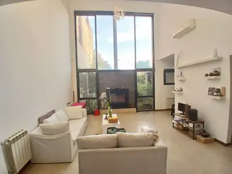 Casa en venta en Avellaneda , jardin y pileta