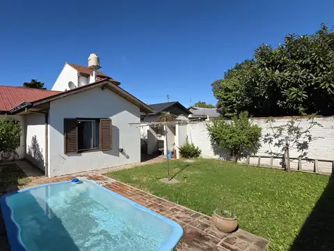 Casa 4 ambientes en venta en Hudson, con Quincho y Pileta