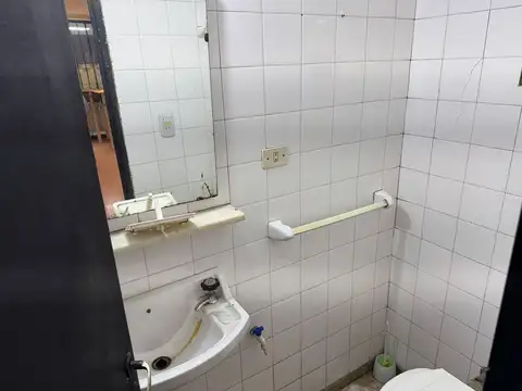 VENTA LOCAL CENTRO CON BAÑO Y DEPOSITO 75 M2