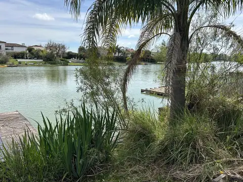 Casa a  la laguna, con 4 dormitorios, escritorio y play, en venta o alquiler en Santa Barbara