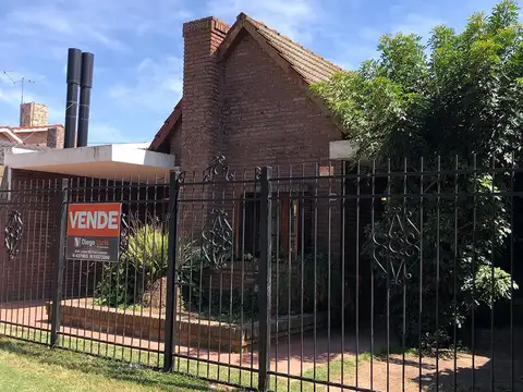 Casa de 2 Dormitorios en San Lorenzo frente a Campo de la Gloria.