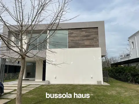 CASA EN ALQUILER ANUAL EN ACACIAS CON PILETA EN PUERTOS DEL LAGO