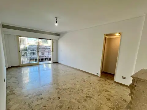 Centa departamento 3 ambientes con  dependencia y cochera. Excelente estado, listo para ingresar a vivir