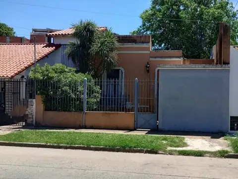 VENTA CASA 4 AMBIENTES EN BERNAL CON AMPLIO LOTE